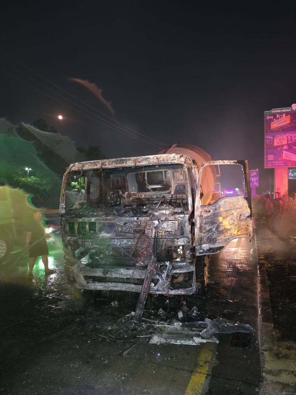 រថយន្តក្រឡុកស៊ីម៉ង់ត៍មុនពេលឆេះ