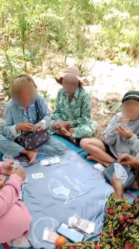 ស្ត្រីលេងល្បែងនៅដីឡូត៍