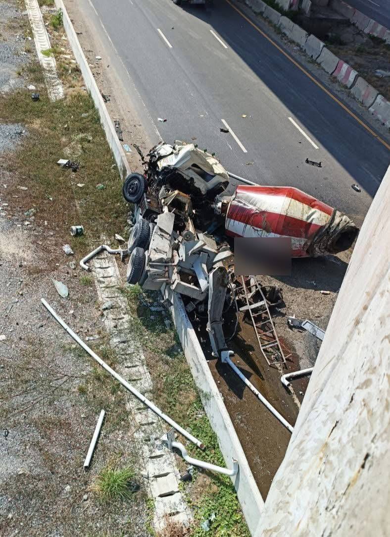 រថយន្តលាយបេតុងធ្លាក់ពីស្ពាន