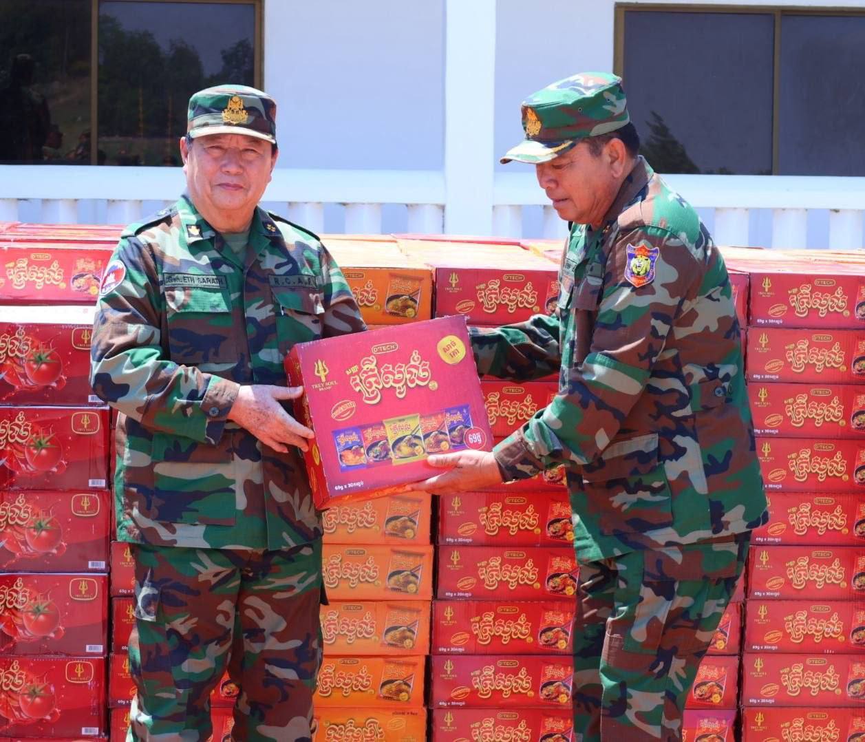 យោធិនកំពុងត្រួតពិនិត្យព្រំដែន