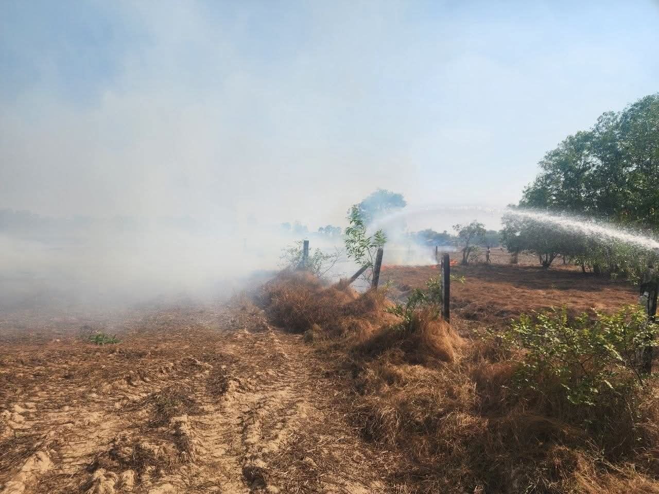 កម្លាំងសមត្ថកិច្ចកំពុងបាញ់ពន្លត់ភ្លើង