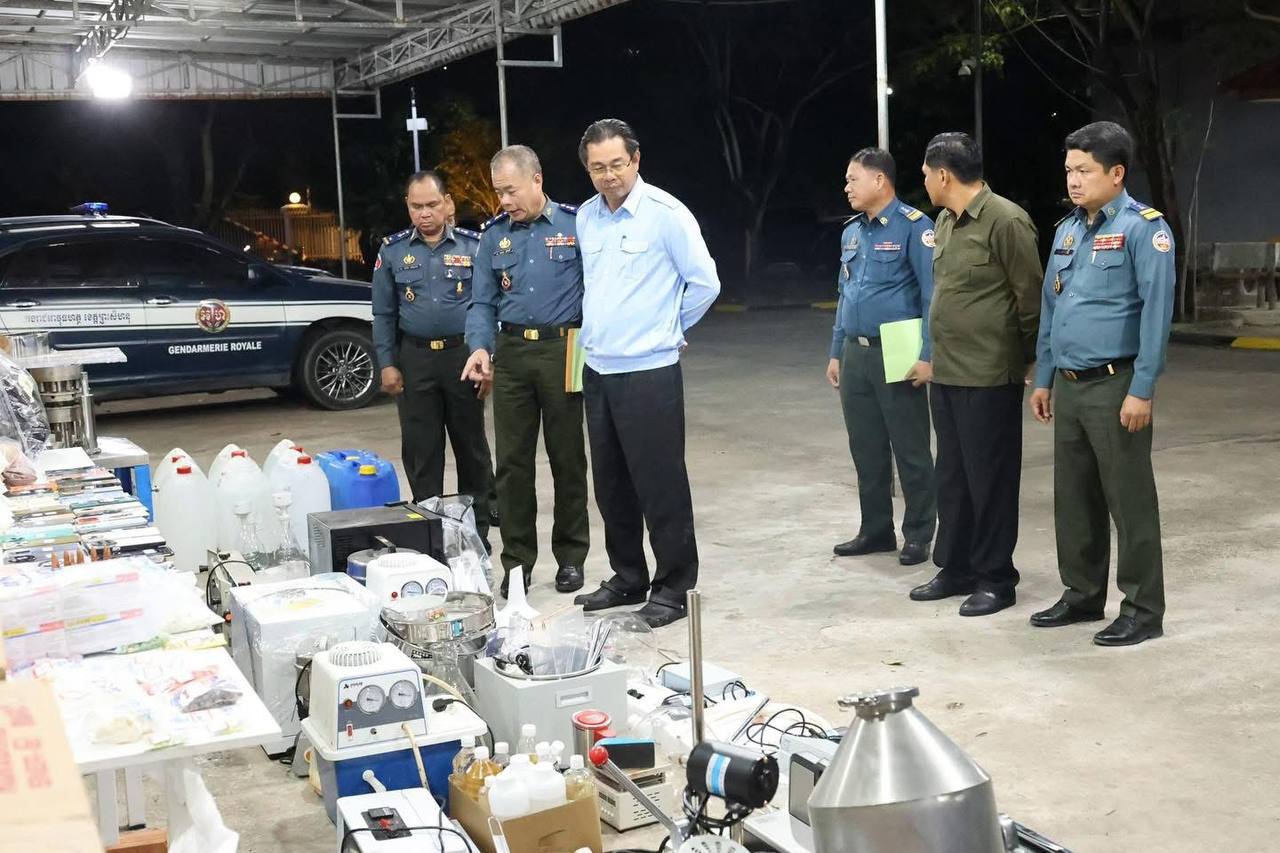 អាវុធហត្ថកំពុងធ្វើការ