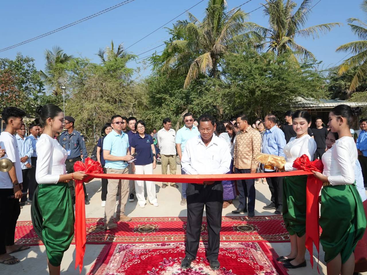 មន្ត្រីនិងប្រជាពលរដ្ឋចូលរួមពិធី