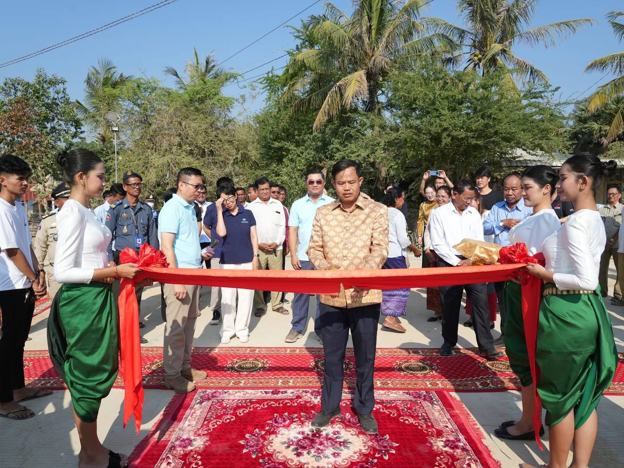 ផ្លូវបេតុងថ្មីនៅឃុំដូង