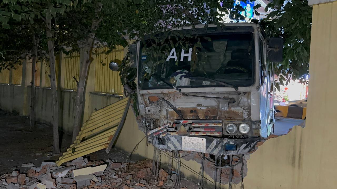 រថយន្តបែនដឹកដីបុករបងវិទ្យាល័យ