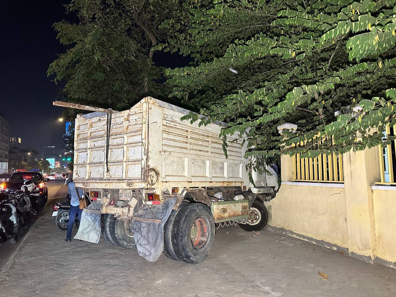 របងវិទ្យាល័យដែលត្រូវបានបុកខូច