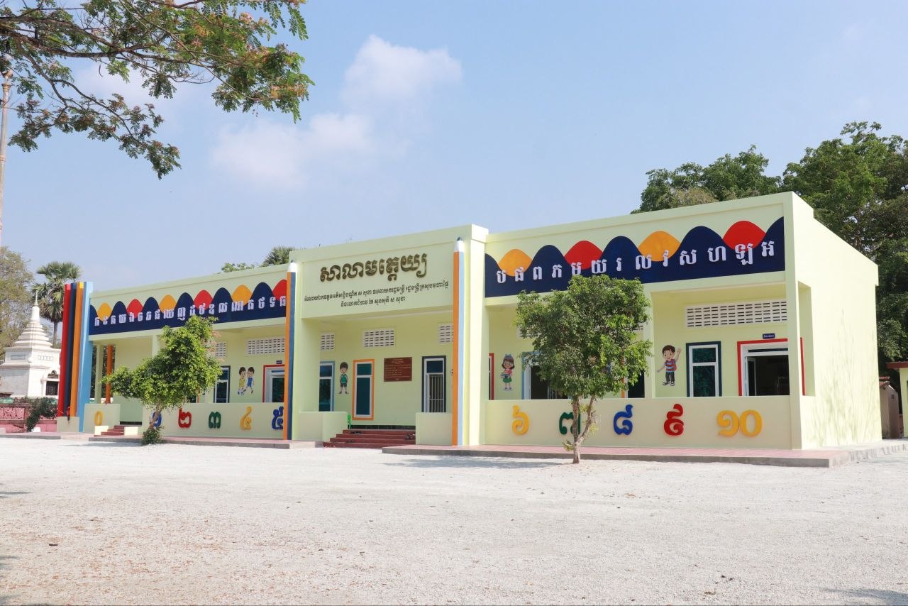 ពិសាអាហារសាមគ្គីជាមួយសិស្ស