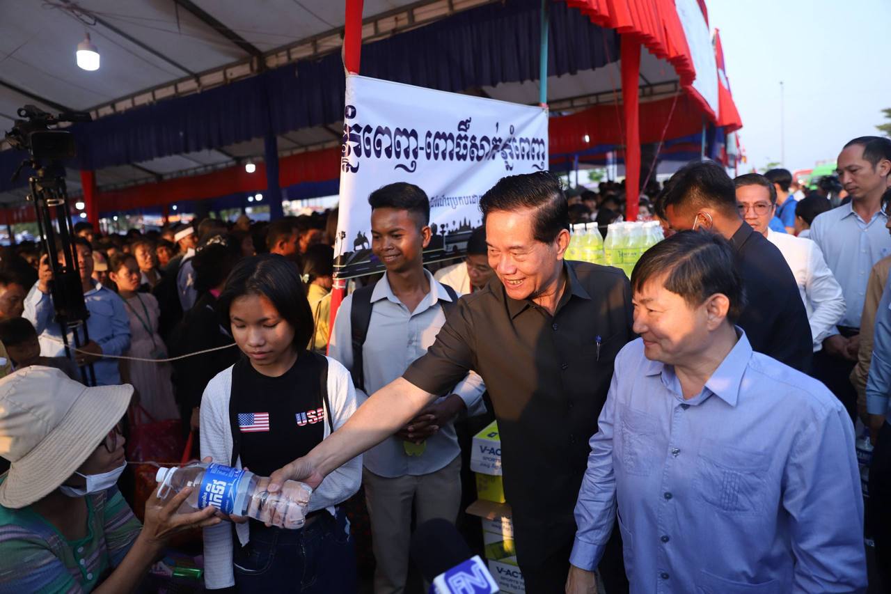 ប្រជាពលរដ្ឋរង់ចាំឡើងរថយន្តក្រុង