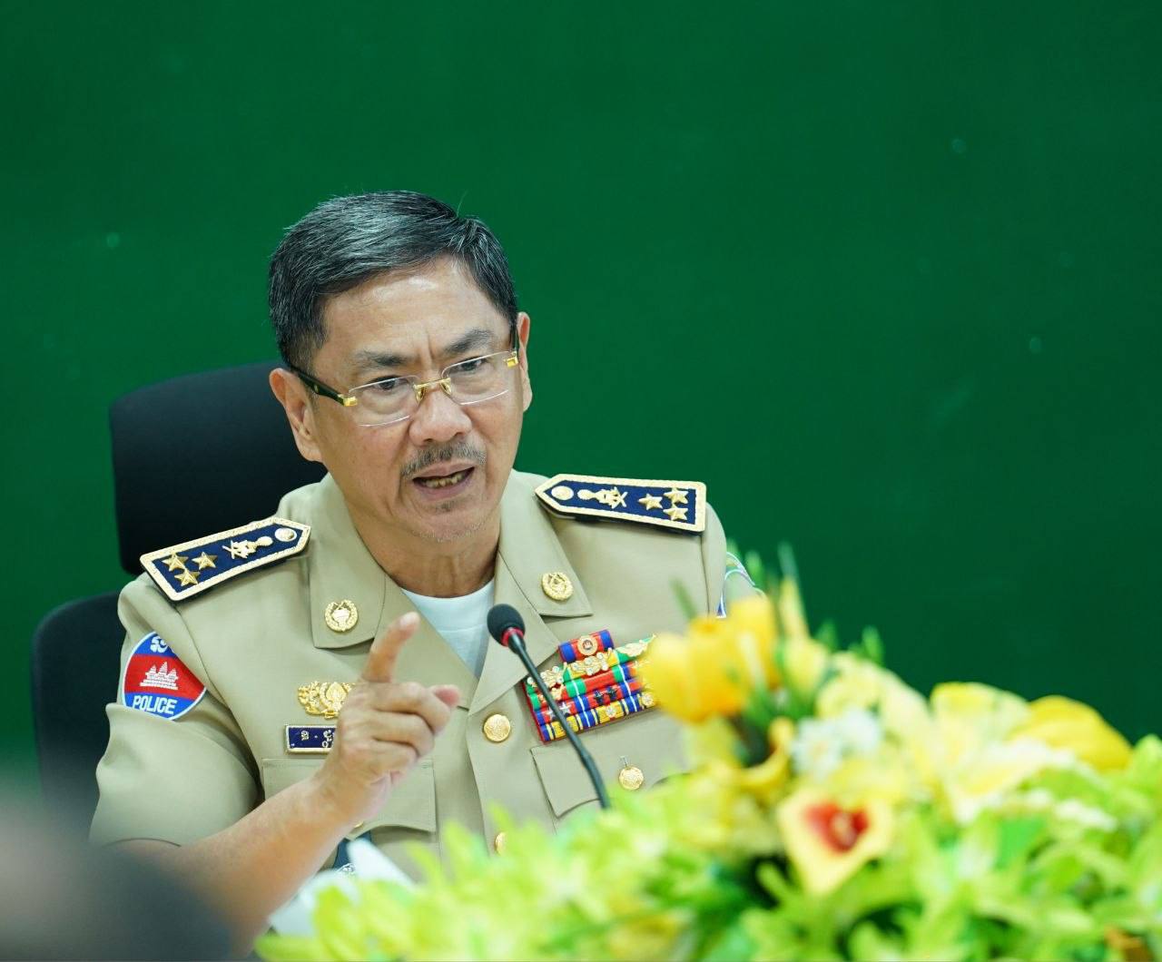 Update៖ លោកឧត្តមសេនីយ៍ឯក ជួន ណារិន្ទ៖ កម្លាំងសមត្ថកិច្ចជំនាញ បានចាប់ឃាត់ខ្លួនយុវជនចំនួន៩នាក់ហើយ ពាក់ព័ន្ធករណីដេញគប់ និងវាយឡានអ្នកដទៃ ត្រូវ