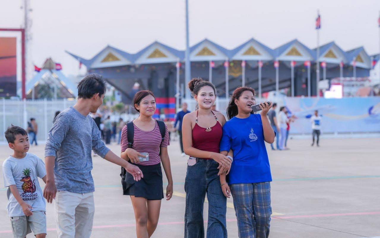 ការសម្ដែងរបាំប្រពៃណីនៅព្រលានយន្តហោះ