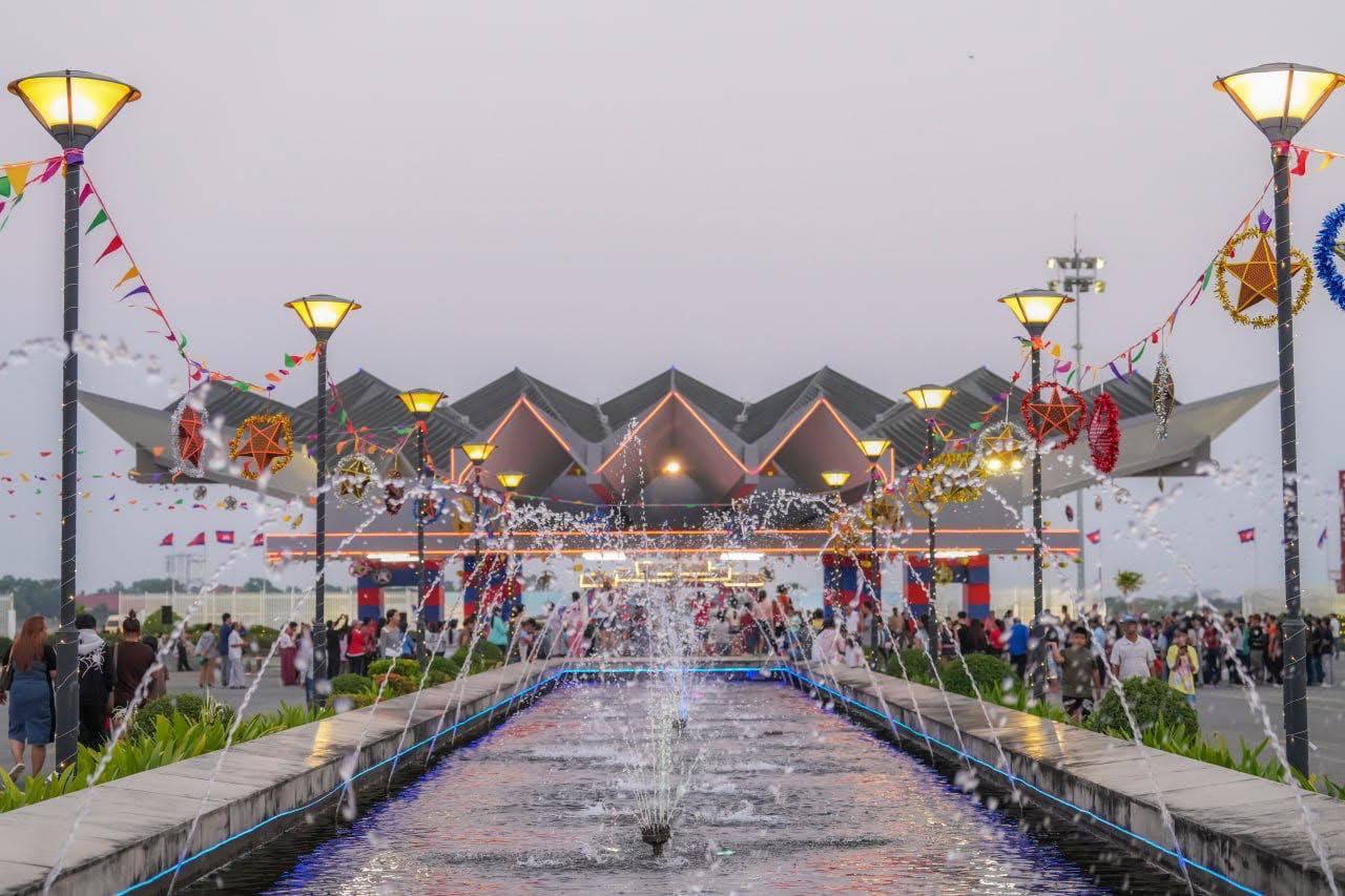 ប្រជាពលរដ្ឋកំពុងថតរូបនៅព្រលានយន្តហោះ