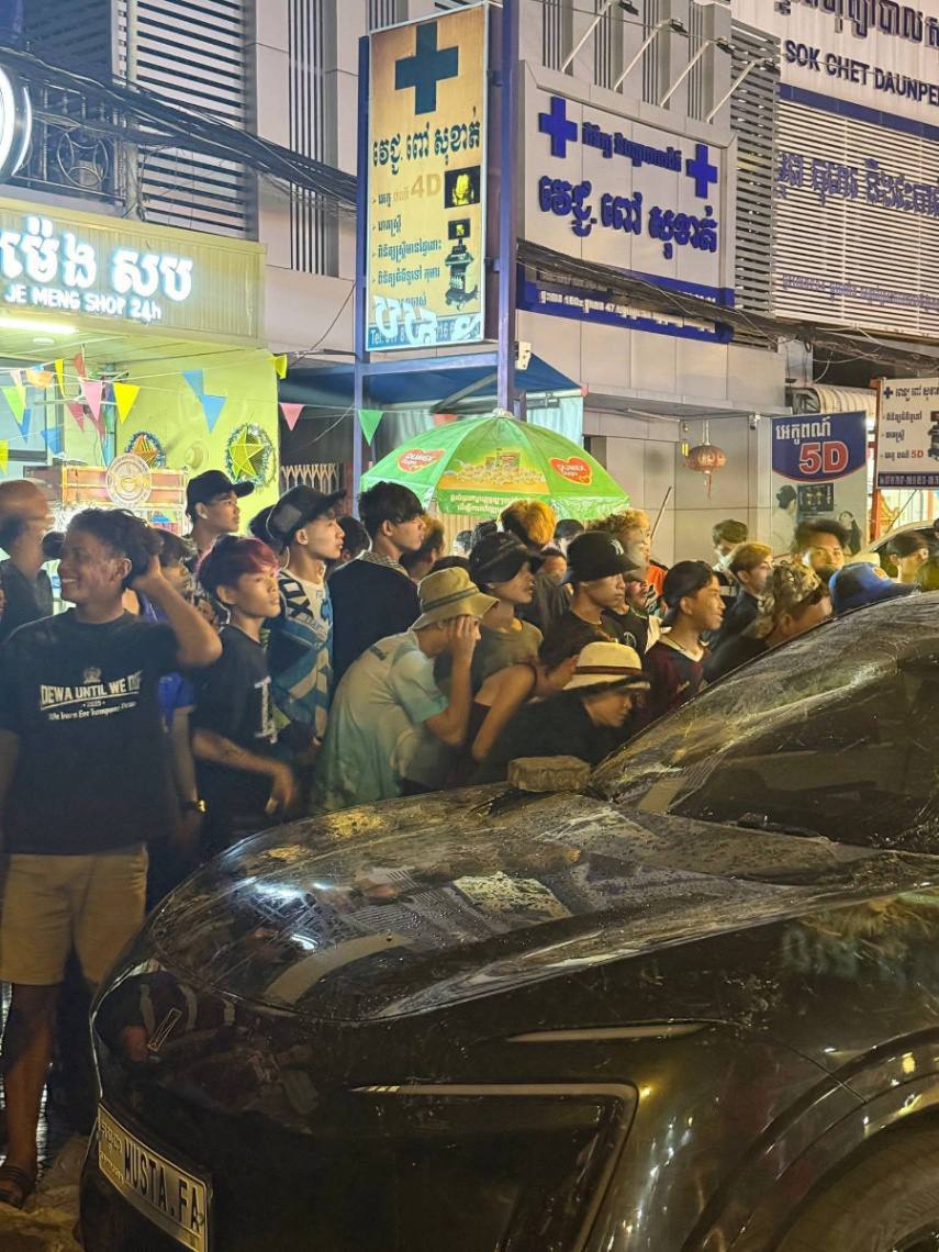 កញ្ចក់ខូចខាត