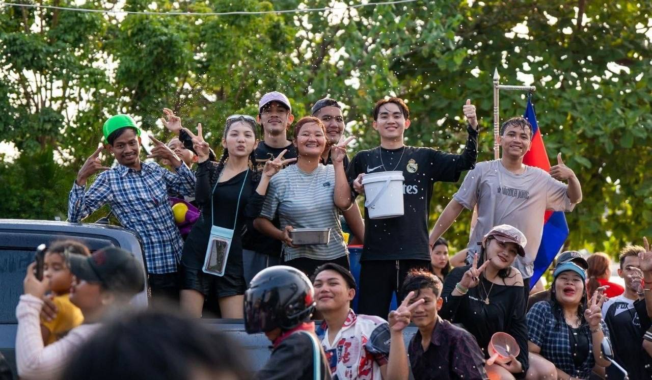 ទេសចរនៅឆ្នេរសមុទ្រកំពត