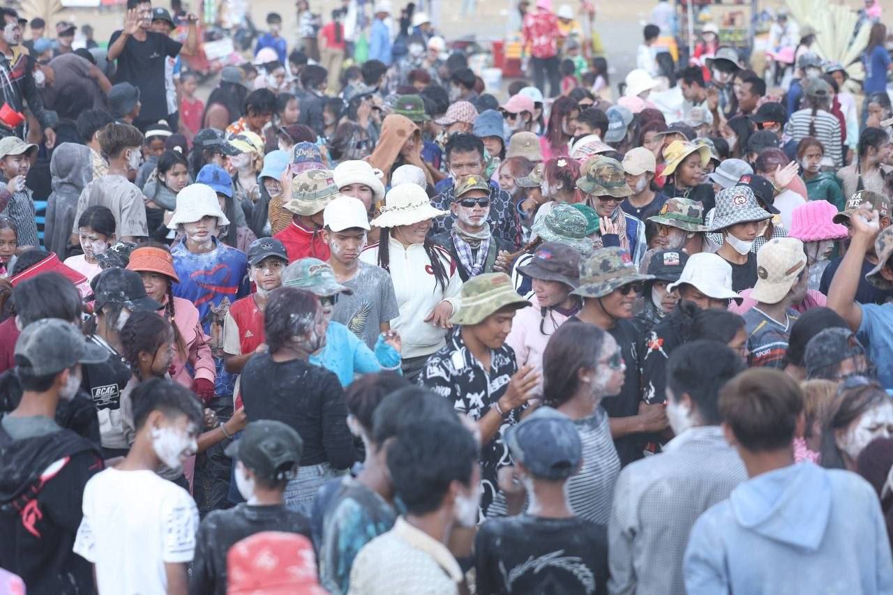 ទេសរដ្ឋមន្ត្រីផ្តល់ស្នាមញញឹមជាមួយពលរដ្ឋ