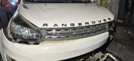 រថយន្ត​ Rang rover បុករបាំងថ្មពុះចែកទ្រូងផ្លូវបណ្តាលឲ្យរងការខូចខាត​ និងតៃកុងរងរបួស