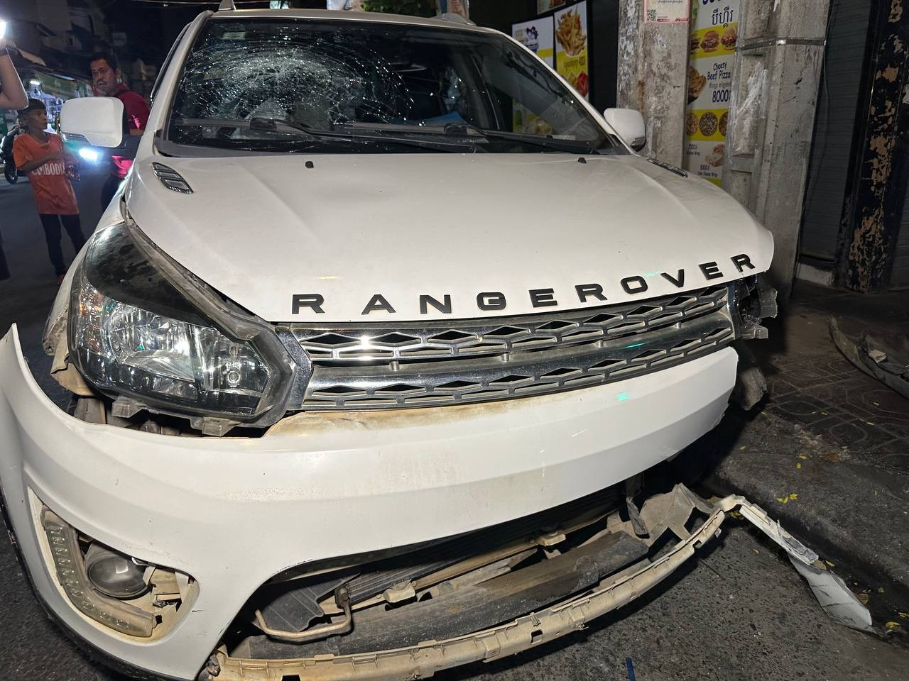 រថយន្ត​ Rang rover បុករបាំងថ្មពុះចែកទ្រូងផ្លូវបណ្តាលឲ្យរងការខូចខាត​ និងតៃកុងរងរបួស