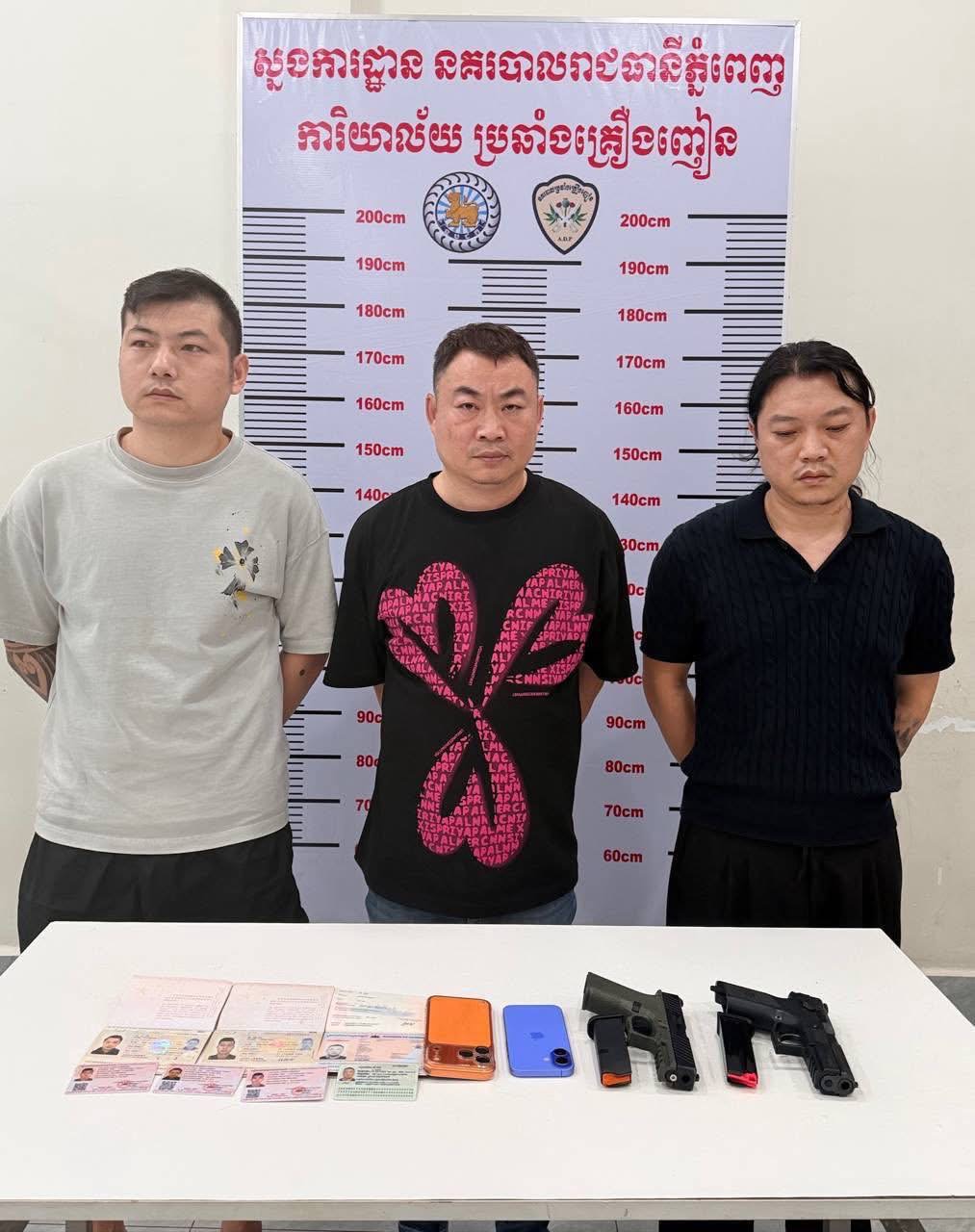 សមត្ថកិច្ច​ឃាត់ខ្លួន​ជនជាតិចិន ៤នាក់ ដកហូត​បានកាំភ្លើងខ្លី ២ដើម និងគ្រឿងញៀនមួយចំនួន នៅខណ្ឌសែនសុខ