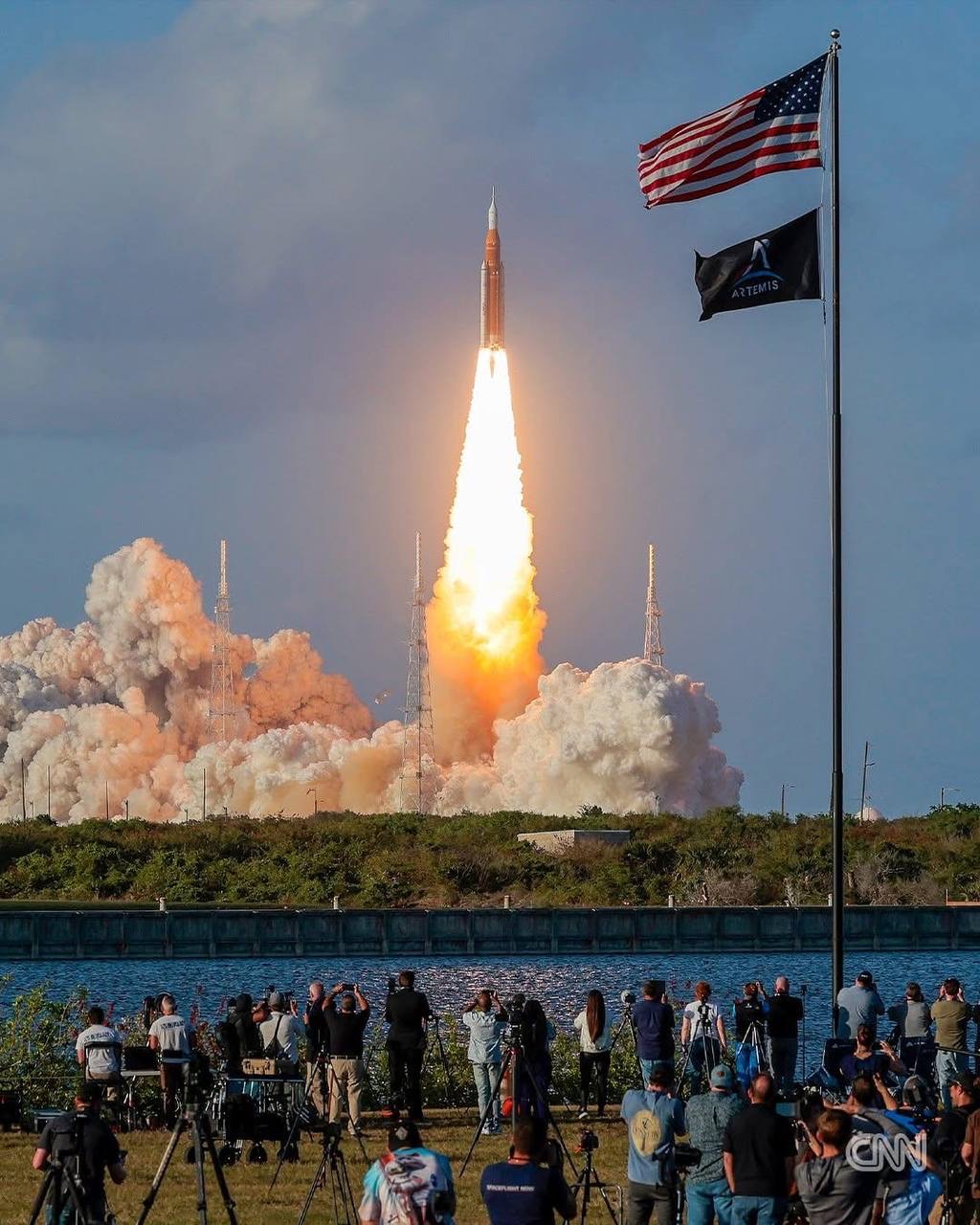 អវកាសយានិកកំពុងហោះទៅព្រះច័ន្ទ