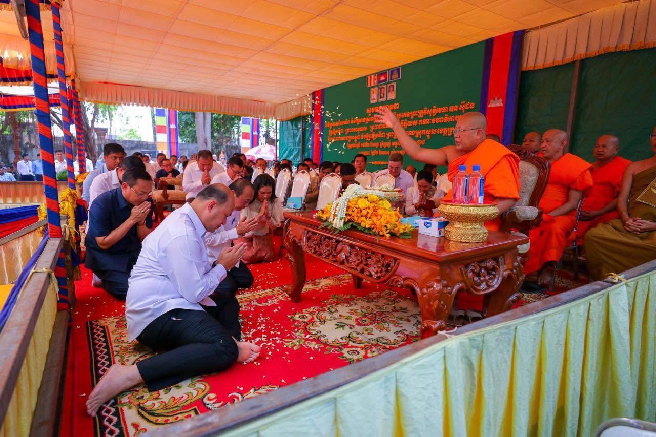 ព្រះសង្ឃនិងអ្នកចូលរួមពិធី