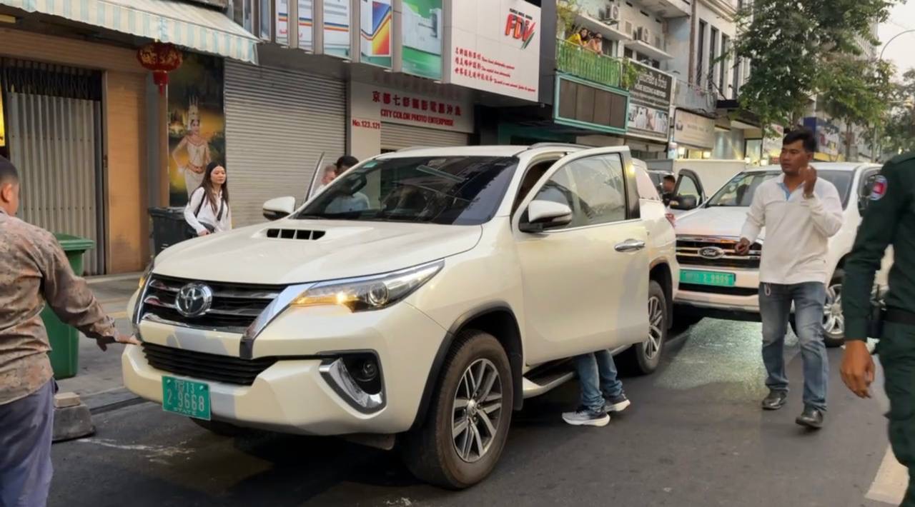 ការឃាត់ខ្លួនជនសង្ស័យ