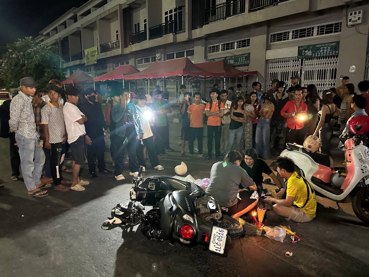 នារីម្នាក់ជិះម៉ូតូលឿនទៅបុករថយន្តកុងតឺន័រចតលើចិញ្ចេីមផ្លូវបណ្តាលឲ្យបាក់កស្លាប់ភ្លាមៗ