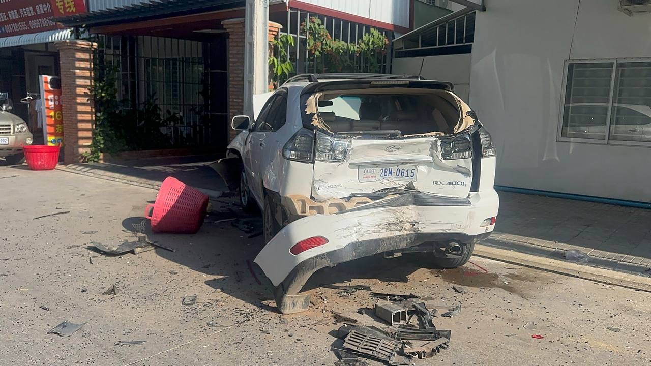 រថយន្តឡិចស៉ីស​RX400hចតលេីចិញ្ចេីមផ្លូវត្រូវរថយន្តRANGE ROVER បេីកបុកពីក្រោយរុញទៅបុកបង្គោលភ្លេីងរងការខូចខាត