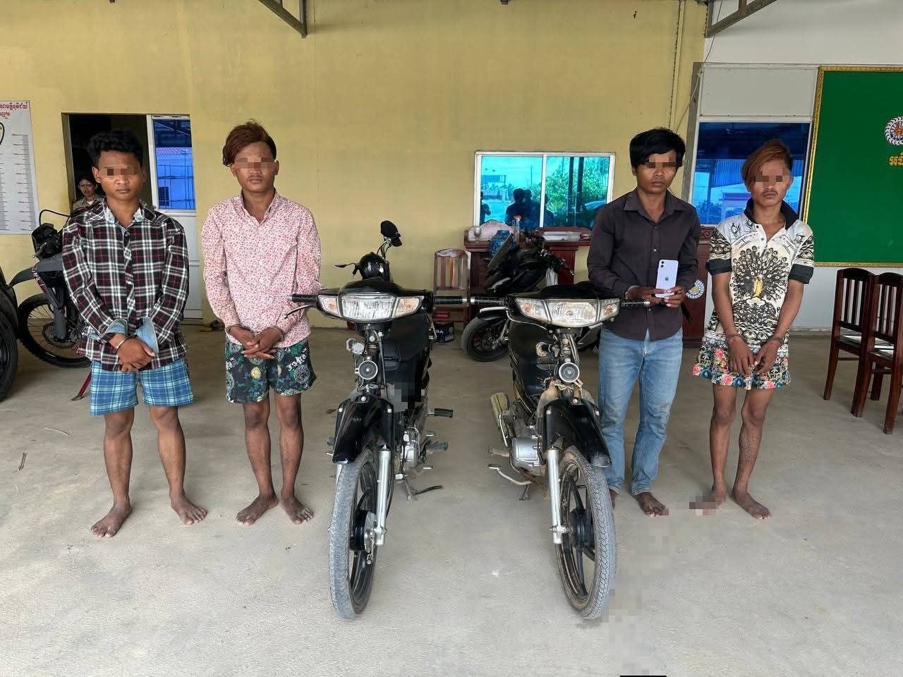 ជនសង្ស័យ៤នាក់ត្រូវនគរបាលស្រុកសាមគ្គីមុន្នីជ័យ បានឃាត់ខ្លួនពាក់ព័ន្ធករណីឆក់ទូរស័ព្ទ