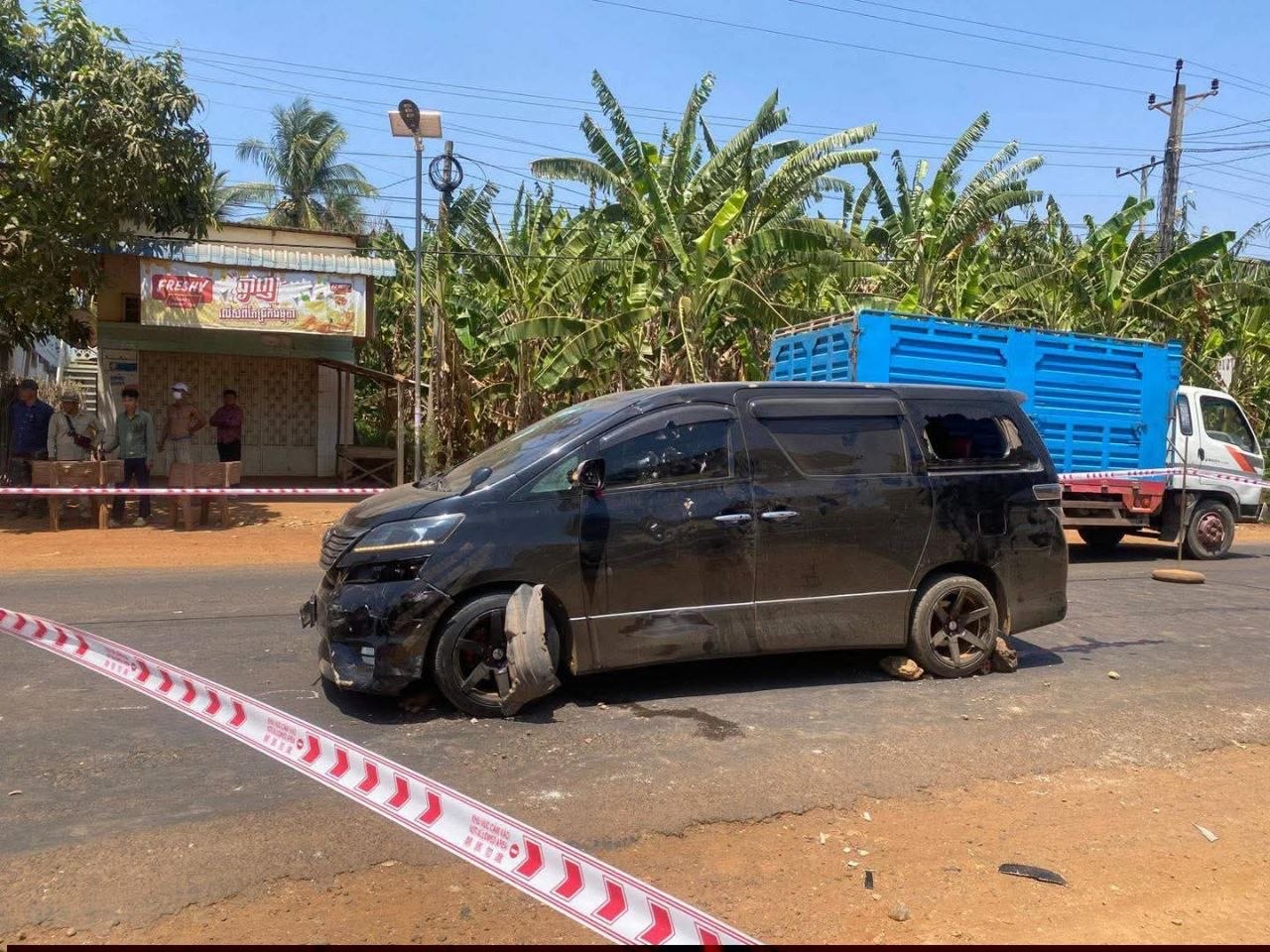រថយន្តខ្មៅបុករថយន្តដទៃ