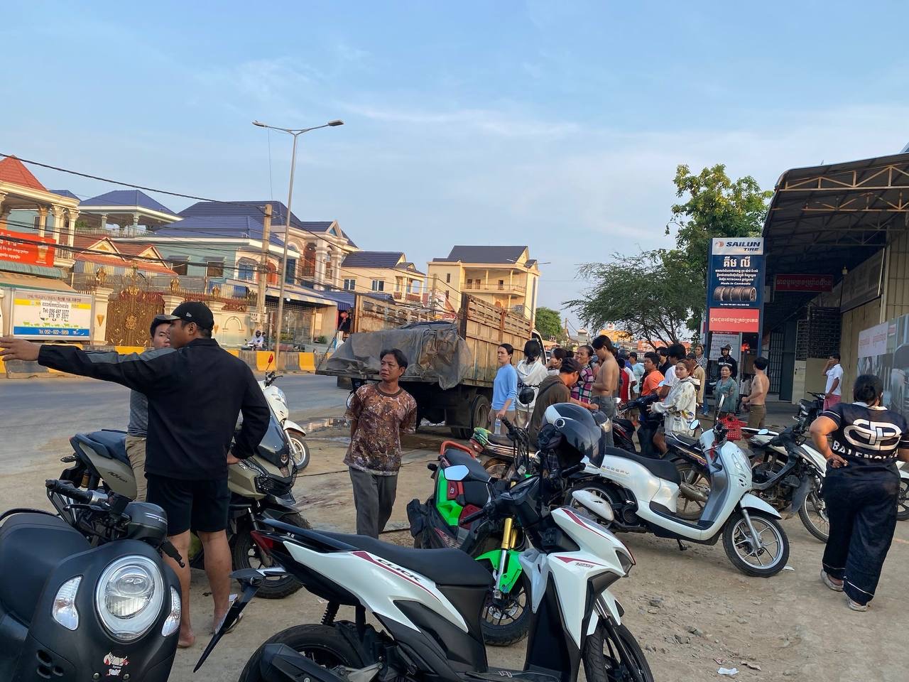 រថយន្តដឹកទឹកកកបេីកបុកម៉ូតូពីក្រោយបណ្តាលឱ្យបុរសម្នាក់ស្លាប់ចំណែកស្ត្រីម្នាក់ទៀតរងរបួសធ្ងន់