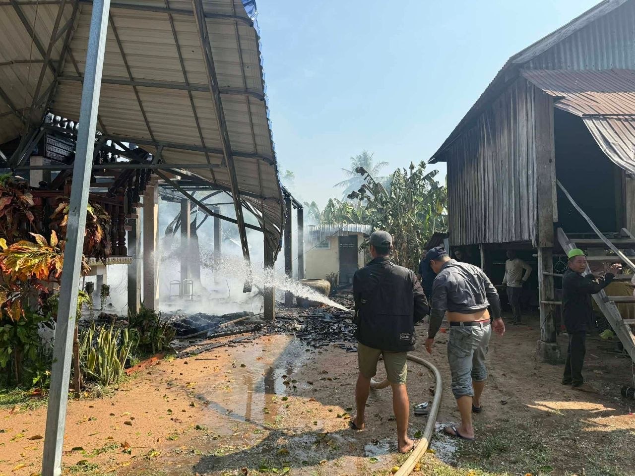 កម្លាំងសមត្ថកិច្ចកំពុងពន្លត់អគ្គីភ័យ