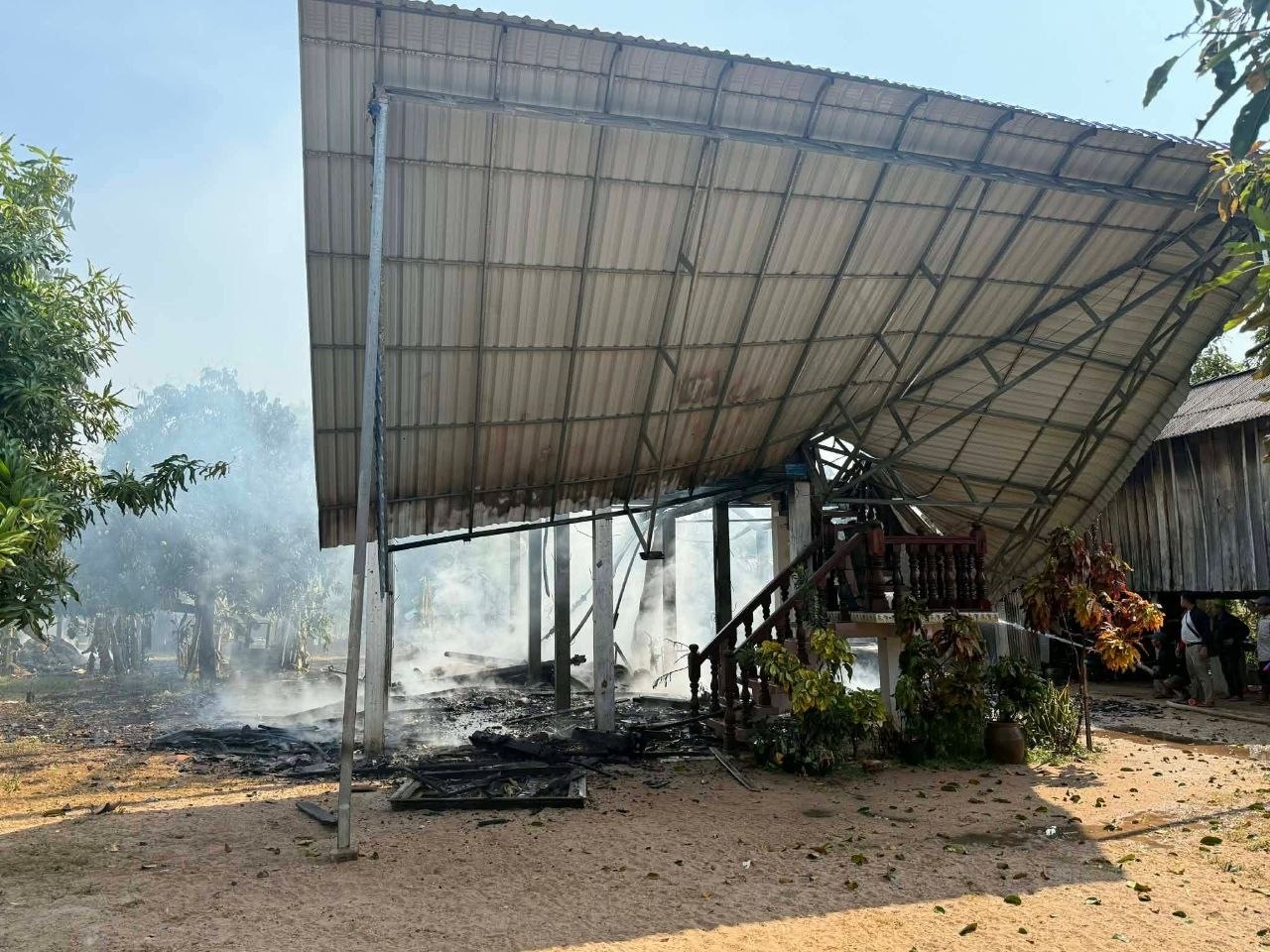 ផ្ទះឆេះអស់ទាំងស្រុង