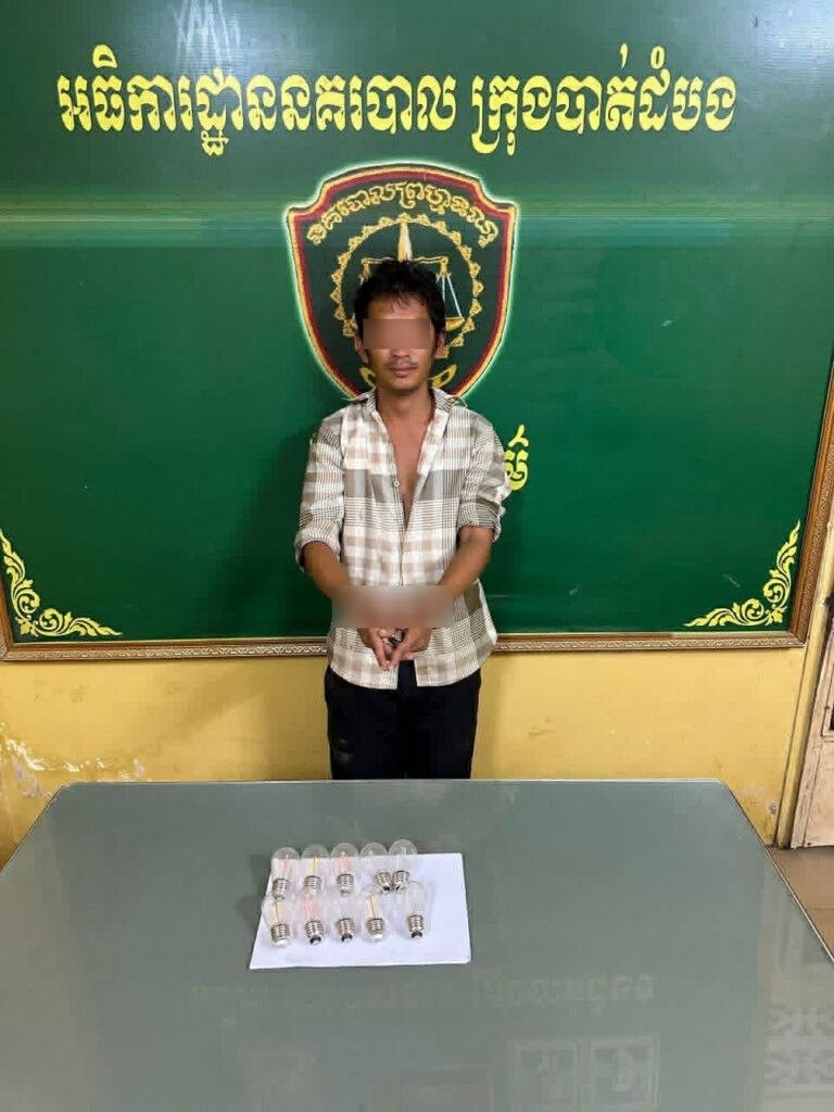 អា​ជ្ញា​ធរ​ខេត្ត​បាត់ដំបងប្រឹង​​តុបតែង​ភ្លើង​លំអ​នៅតាមស្ពាន​ដើម្បីអបអរ​ស្វា​គម​ន៍​​ឆ្នាំ​ថ្មី​ រីឯ​លោក​ចោរ​​បែរ​​ប្រឹង​​លួច​​ដោះ​​​អំ​ពូ​ល