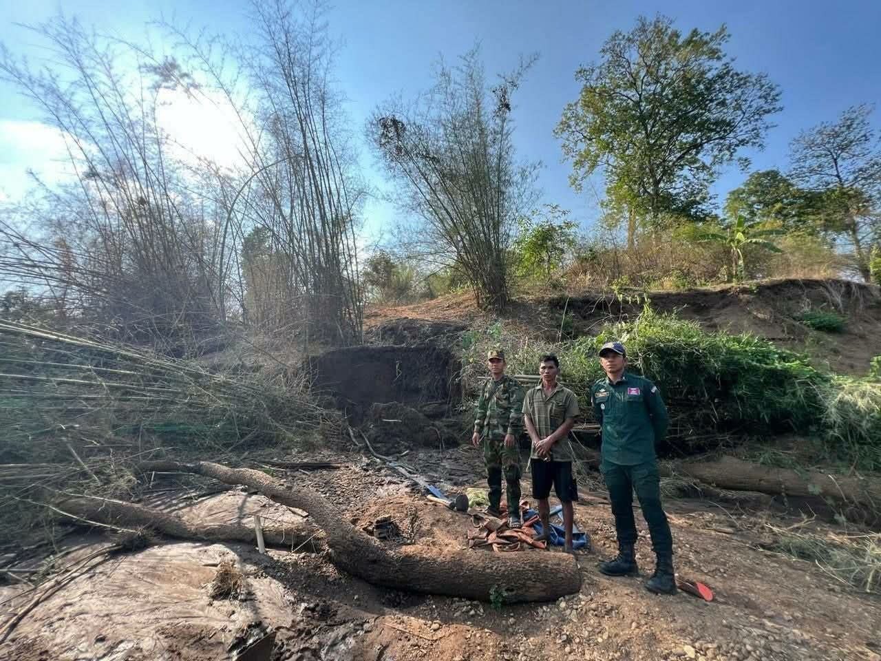 ជីកដី​មាត់​អូរ​រក​រ៉ែ​មាស បាក់​ច្រាំ​និង​គុ​ម្ពឫ​ស្សីសង្កត់​លើ​មនុស្ស​ ​ស្លាប់​២នាក់