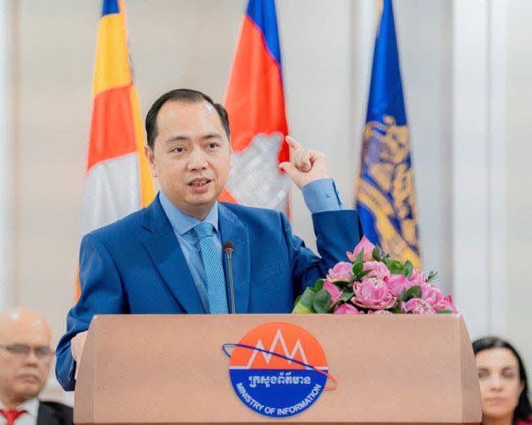រដ្ឋមន្រ្តី នេត្រ ភក្រ្តា សម្រេចលុបសុពលភាពបណ្ណសម្គាល់ព័ត៌មាន លើអ្នកព័ត៌មានម្នាក់ ដែលប្រើឈ្មោះអ្នកកាសែត ទៅសុំលុយម្ចាស់សិប្បកម្មទឹកកកមួយកន្លែងនៅខេត្តកំពង់ឆ្នាំង