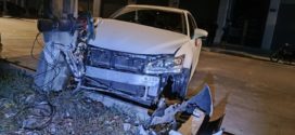 រថយន្ត lexus CT- 200hបើកបរក្នុងល្បឿនលឿនរ៉េចង្កូតទៅបុកបង្គោលភ្លើងថ្មមួយដើមបណ្តាក់ឲ្យបាក់បុរសជាប្តីអ្នកបើកបររងរបួស