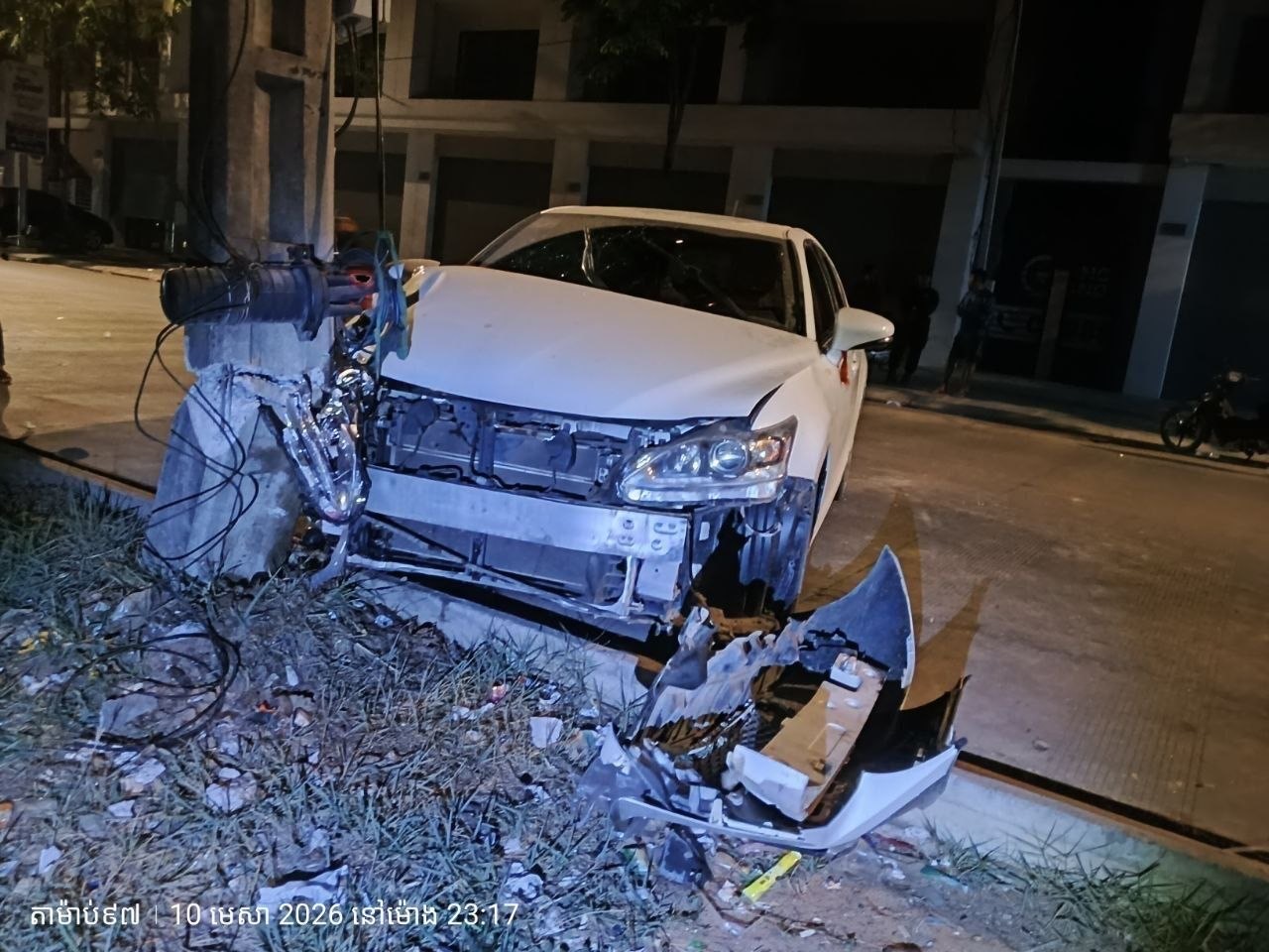 រថយន្ត lexus CT- 200hបើកបរក្នុងល្បឿនលឿនរ៉េចង្កូតទៅបុកបង្គោលភ្លើងថ្មមួយដើមបណ្តាក់ឲ្យបាក់បុរសជាប្តីអ្នកបើកបររងរបួស
