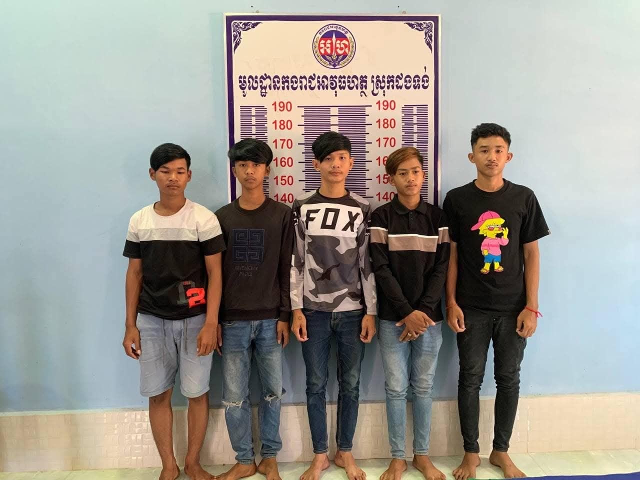 កងរាជអាវុធហត្ថស្រុកដងទង់ ឃាត់ខ្លួនក្មេងទំនើង ៥នាក់ ពាក់ព័ន្ធករណីបង្ហោះម៉ូតូបង្កអសន្តិសុខលើផ្លូវសាធារណៈ