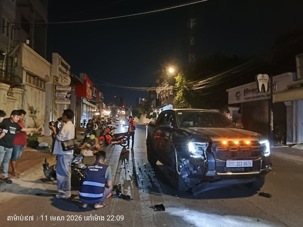 សង្ស័យស្រវឹងស្រាជិះម៉ូតូទៅបុករថយន្ត Ford Raptor បណ្តាលរងរបួសធ្ងន់