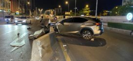 ​រថយន្ដ​ LEXUS NX200tបេីកបុករបាំងថ្មពុះចែកទ្រូងផ្លូវរងការខូចខាត៦ផ្ទាំង