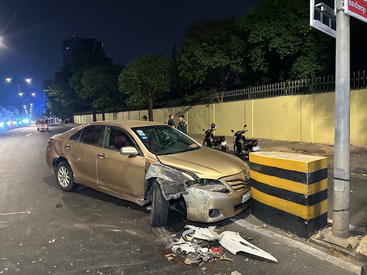 រថយន្តបែកកង់នៅកន្លែងកើតហេតុ