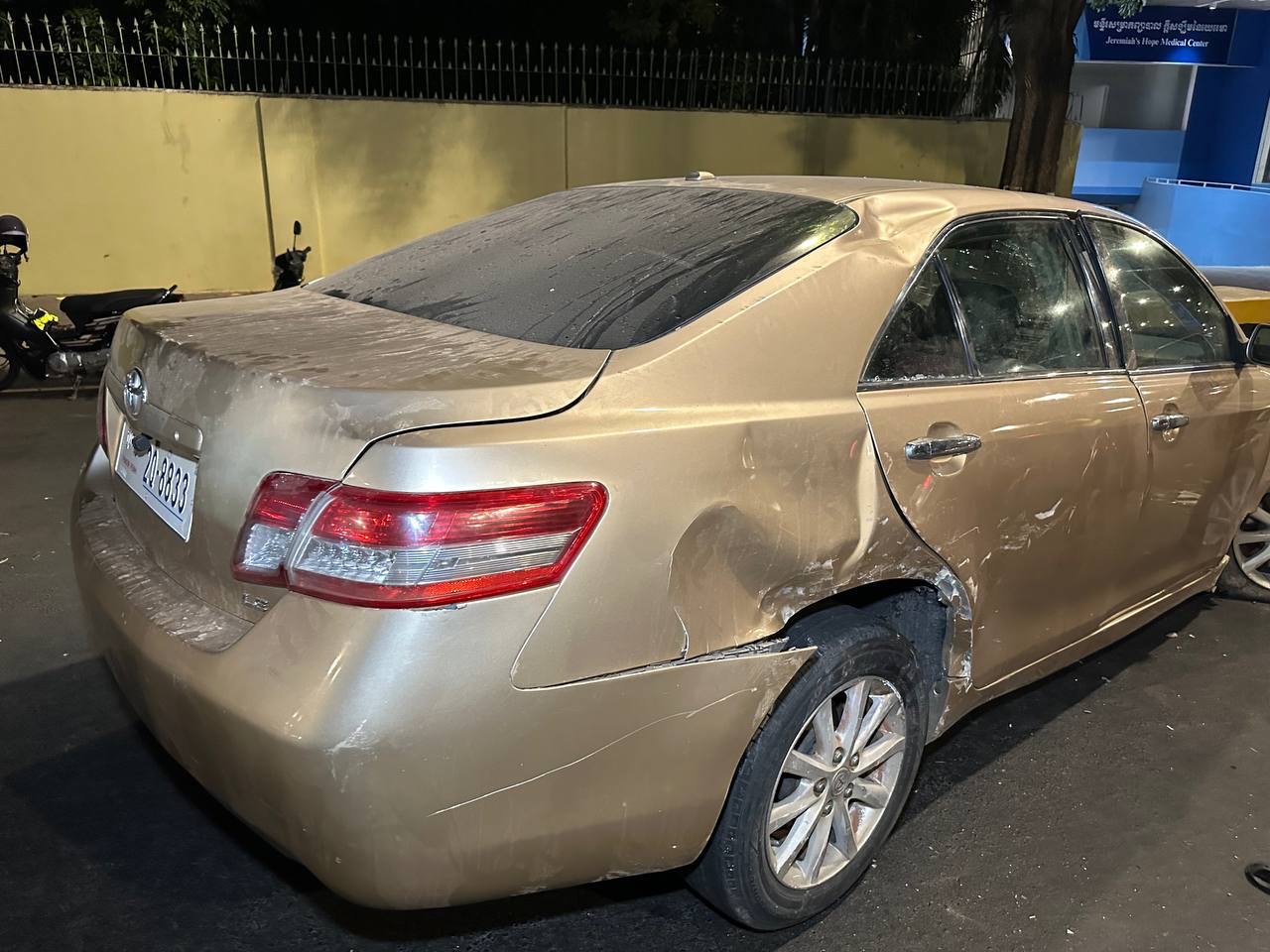 រថយន្តត្រូវស្ទូចយក