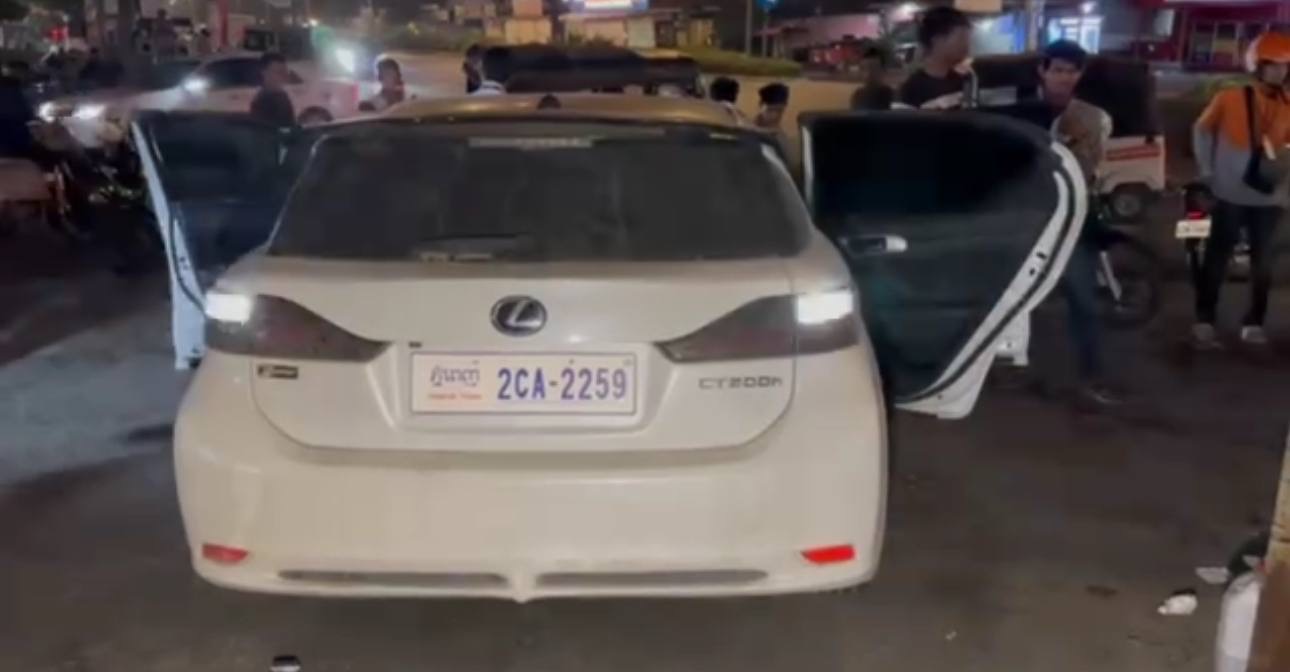 រថយន្តទាំងពីរខូចខាតយ៉ាងខ្លាំង