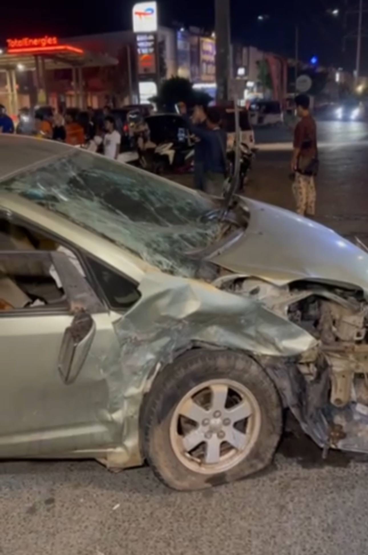 មន្ត្រីចរាចរណ៍ធ្វើការវាស់វែងនៅកន្លែងកើតហេតុ