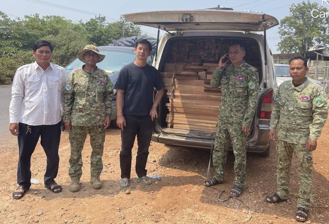 ឃាត់រថយន្តសាំយ៉ុង១គ្រឿង ដឹកឈើពីខេត្តព្រះវិហារ ឆ្ពោះទៅខេត្តកំពង់ធំ