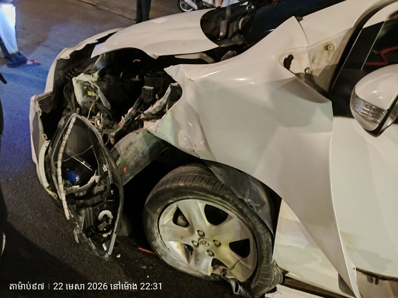 រថយន្តToyota Vitz បើកបុកក្បាលស្ពានអាកាស 7 មករាបណ្តាលឲ្យរងការខូចខាតយ៉ាងដំណំ