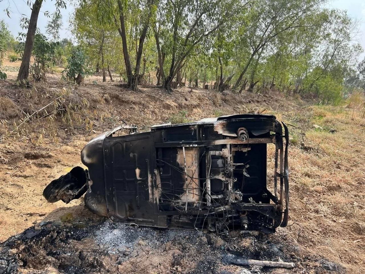 រថយន្តកង់បីឆេះខ្ទេច