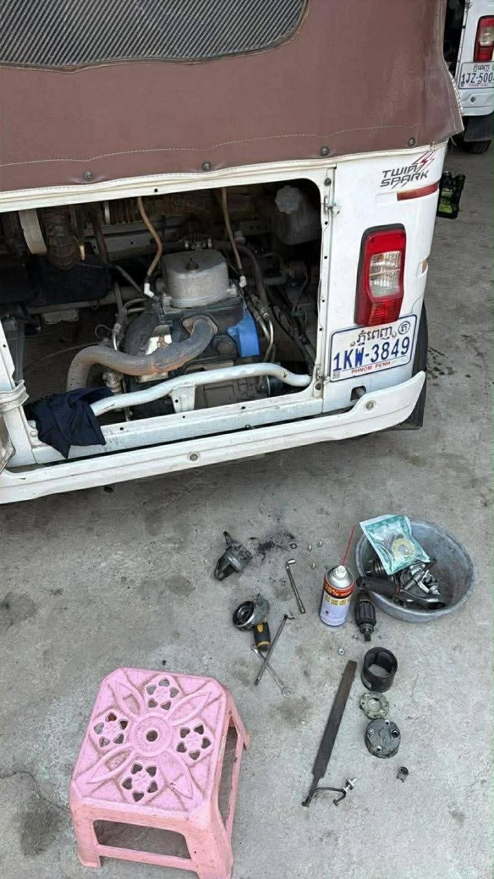 សមត្ថកិច្ចកំពុងពិនិត្យកន្លែងកើតហេតុ