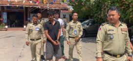 ភ្លេីង ប្រច័ណ្ឌ ឡេីងកម្ដៅ ..! ប្រើកាំបិតបុ័ងតោកាប់ប្រពន្ធបណ្តាលឱ្យរងរបួសធ្ងន់ធ្ងរ និងដុតផ្ទះ ត្រូវនគរបាលចាប់ឃាត់ខ្លួន