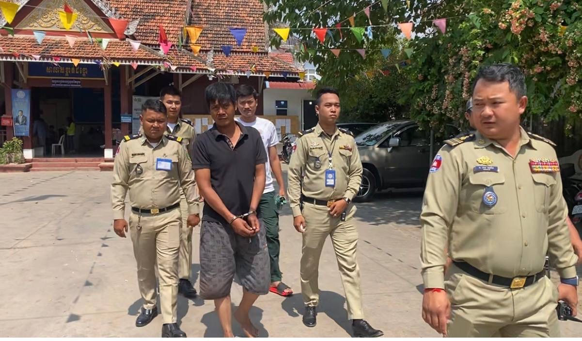 ភ្លេីង ប្រច័ណ្ឌ ឡេីងកម្ដៅ ..! ប្រើកាំបិតបុ័ងតោកាប់ប្រពន្ធបណ្តាលឱ្យរងរបួសធ្ងន់ធ្ងរ និងដុតផ្ទះ ត្រូវនគរបាលចាប់ឃាត់ខ្លួន