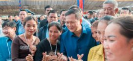 ព្រឹកនេះ ! សម្តេចធិបតី ហ៊ុន ម៉ាណែត អញ្ជើញជួបសំណេះសំណាលជាមួយសហជីព សេដ្ឋកិច្ចក្រៅប្រព័ន្ធ និងសមាគមបុគ្គលិកសិក្សា អបអរសាទរខួបលើកទី១៤០ នៃទិវាពលកម្មអន្តរជាតិ នៅមជ្ឈមណ្ឌលសន្និបាត និងពិព័រណ៍កោះពេជ្រ ដែលមានអ្នកចូលរួមប្រមាណជាង៥ពាន់នាក់